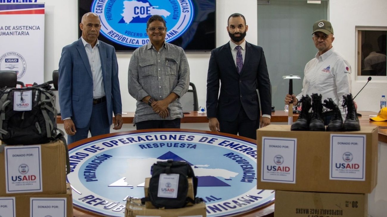 COE entrega a Medio Ambiente más de 200 equipos para responder a incendios forestales