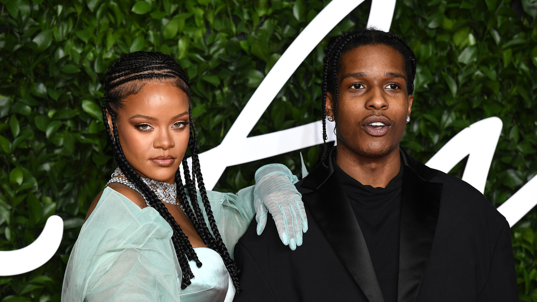 'Censuran' a A$AP Rocky y Rihanna por una foto de un collar en forma de Z hecha de tanques