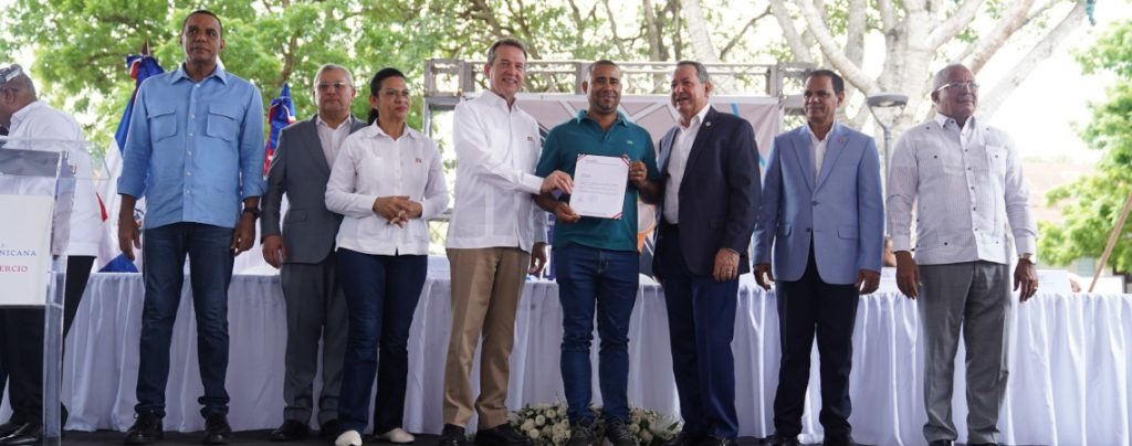 EN RUTAS MIPYMES: GOBIERNO ENTREGA RD$85 millones en Moca