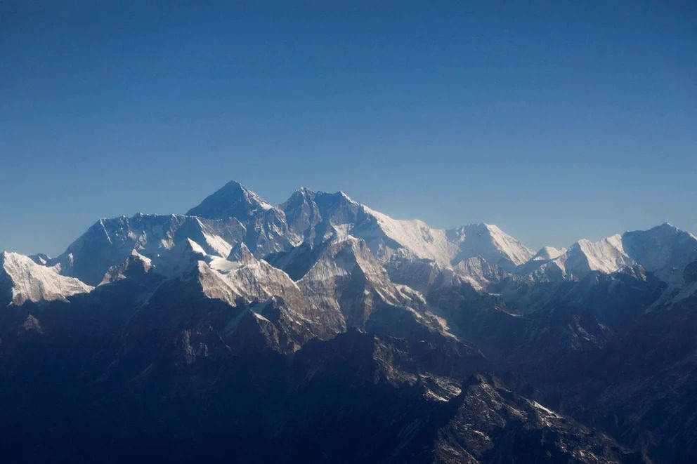 "Fatal accidente en el monte Everest: Cinco víctimas mortales y una persona desaparecida tras el choque de un helicóptero"