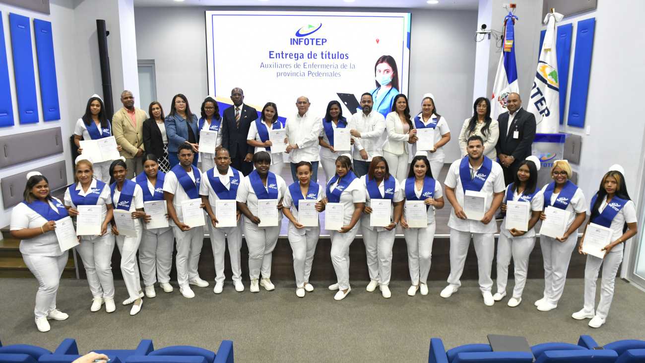 INFOTEP entrega títulos a 77 auxiliares de enfermería de la provincia Pedernales