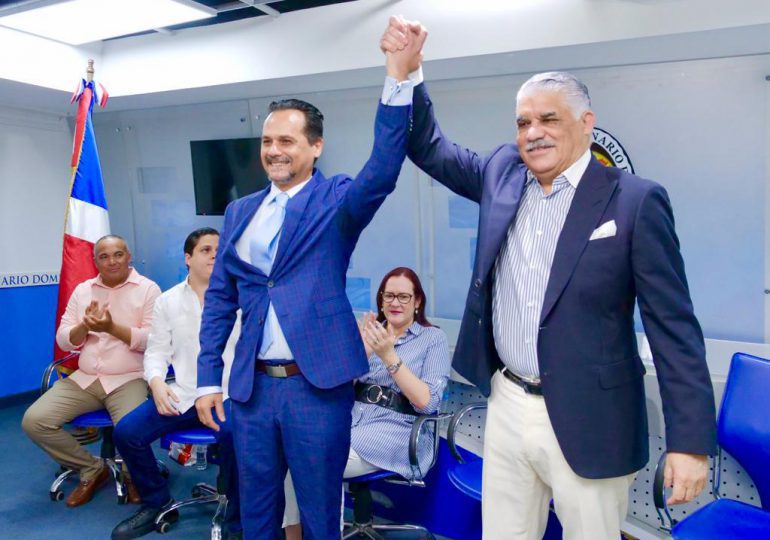 Miguel Vargas juramenta al senador Iván Silva en el PRD