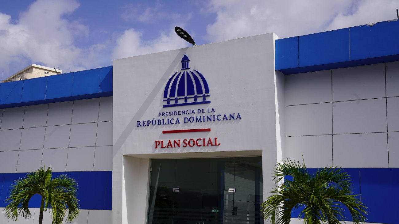 Plan de Asistencia Social de la Presidencia equipa viviendas a familias de escasos recursos en Azua