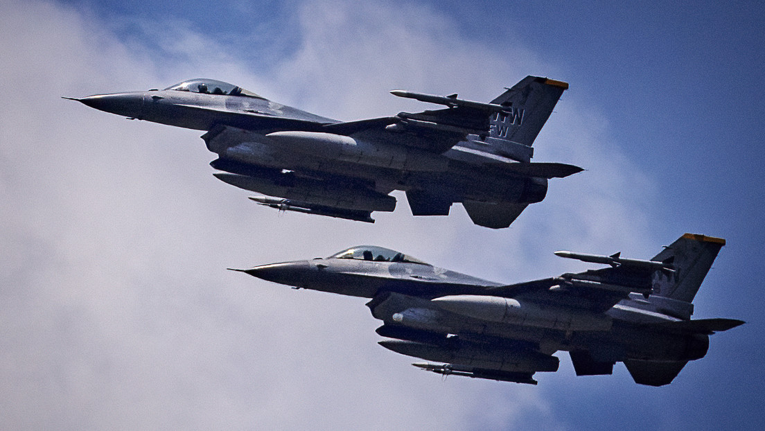 Politico: Occidente sigue sin acordar el plan de entrenamiento en los F-16 de los pilotos ucranianos