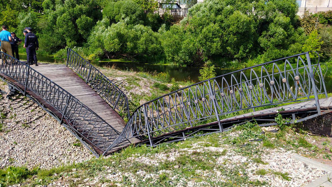 Un muerto tras derrumbarse un puente con una multitud de gente en Rusia