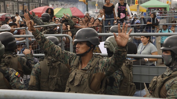 Crisis carcelaria se agudiza en Ecuador: Enfrentamiento entre bandas rivales deja 31 muertos y 137 guardias retenidos