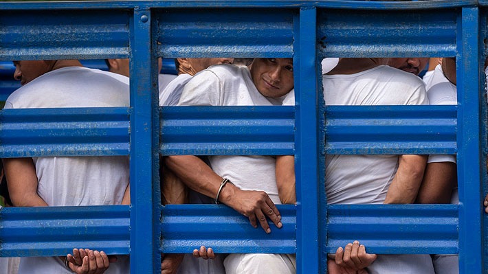 Ley que permite enjuiciar a 900 pandilleros al mismo tiempo genera debate en El Salvador y críticas a Bukele