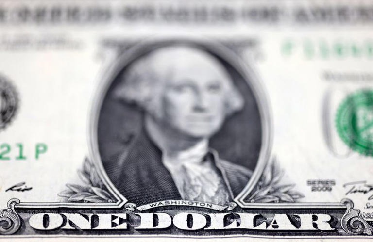 Dólar cae tras la moderación del crecimiento del empleo en julio en EEUU