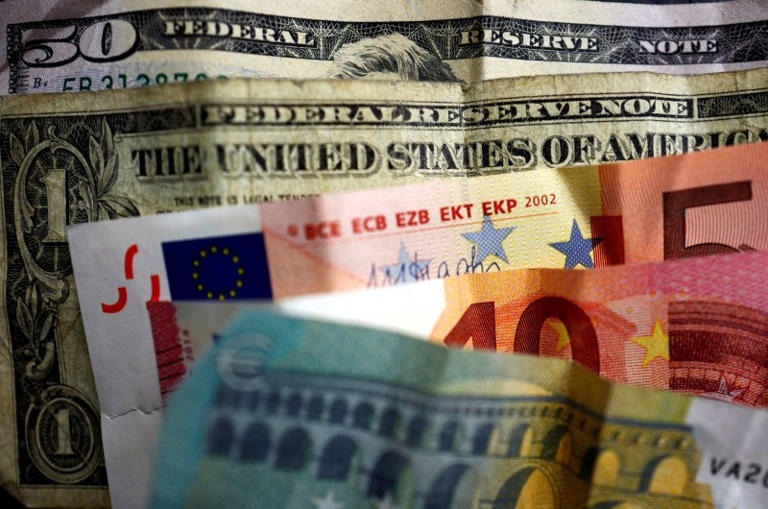 Dólar sube, apetito por riesgo se reduce tras decisión de Moody's y malos datos chinos