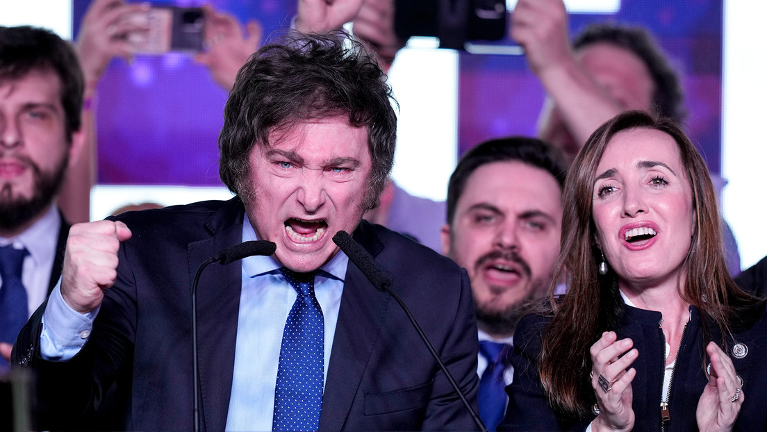 Bonos en picada y devaluación: El shock económico tras el triunfo de Milei en primarias argentinas