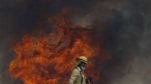 En una localidad hawaiana destruida por un incendio los residentes buscan refugio en el océano