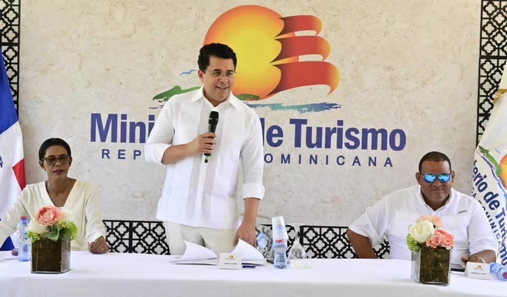 Ministro Collado deja iniciados trabajos en calles de Bayahíbe a un costo cercano a los 53 millones de pesos y anuncia inversión por otros RD $200 millones