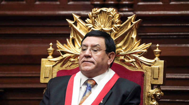 La Fiscalía y una posible moción de censura acorralan al presidente del Congreso de Perú