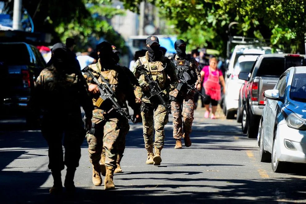 Miles de efectivos de la fuerza pública persiguen a un grupo de pandilleros que se refugia en una zona rural en El Salvador