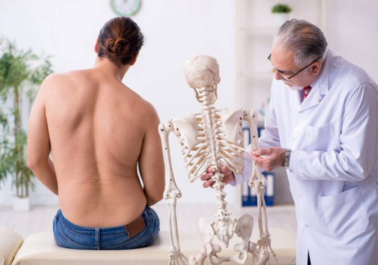 ¿Qué es la escoliosis y qué causa? Esto dicen los expertos