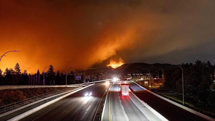 Declaran estado de emergencia en el oeste de Canadá ante el crecimiento de los incendios forestales: Van miles de evacuados