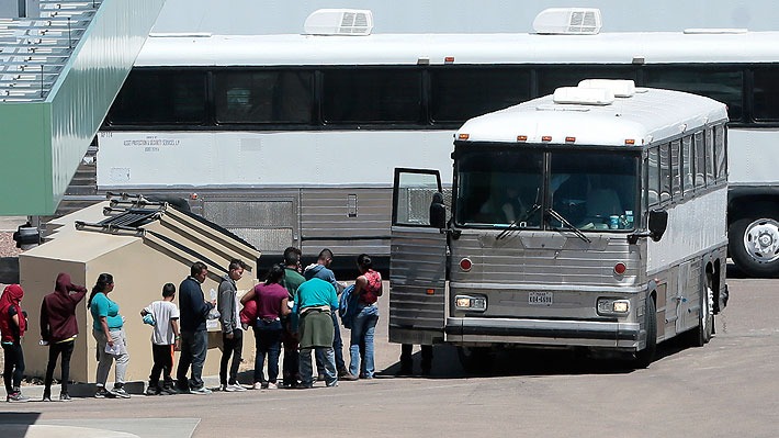Polémica medida: Gobierno de Texas envió migrantes a California en plena emergencia por tormenta Hilary
