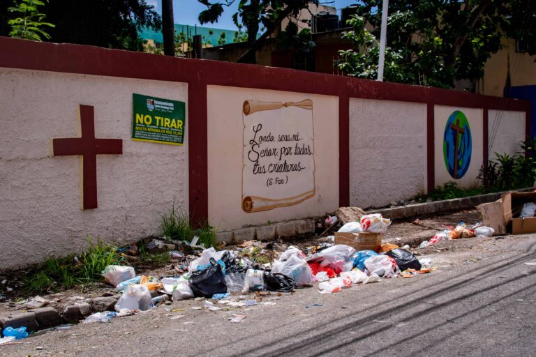 En la carretera de Villa Faro la basura es permanente