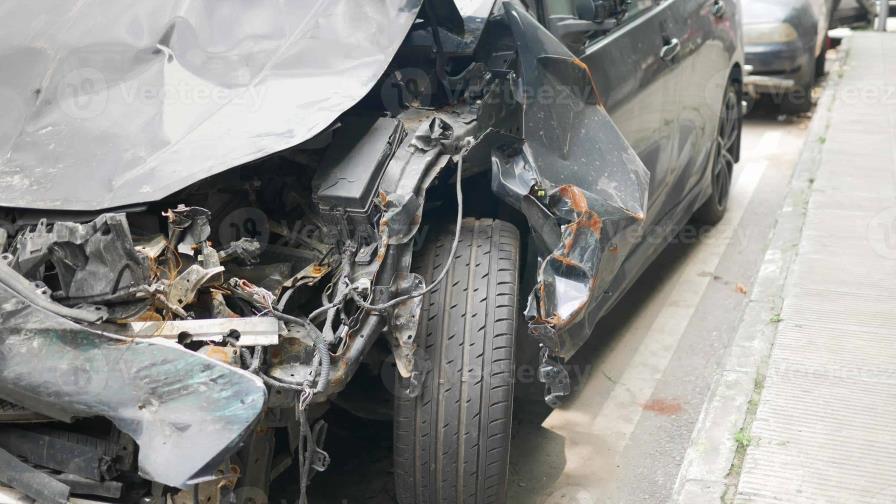 Dos niñas muertas y adultos heridos luego que un carro penetrara a su vivienda en San Luis