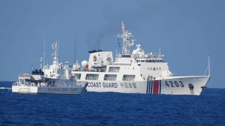 Taiwán denunció que el régimen de China efectuó “maniobras peligrosas” contra embarcaciones de la Guardia Costera filipina
