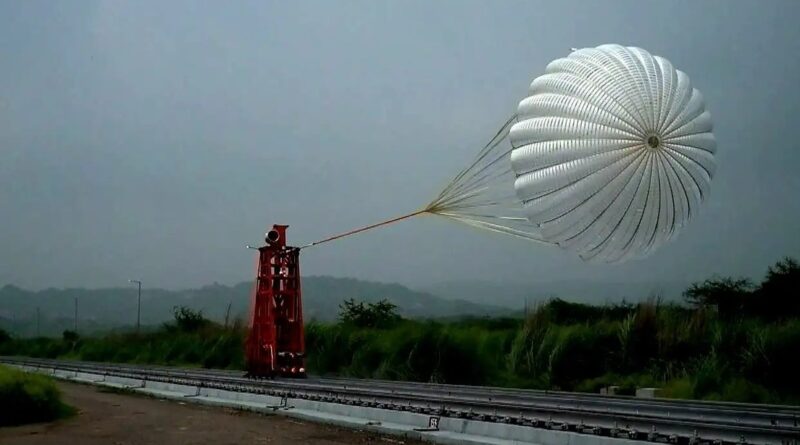 Impresionante prueba de los paracaídas que India usará en su próxima nave espacial tripulada