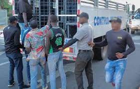 Policía Nacional, Armada, Migración y Ministerio Público, detienen 23 haitianos pretendían viajar en yola de manera ilegal a Puerto Rico