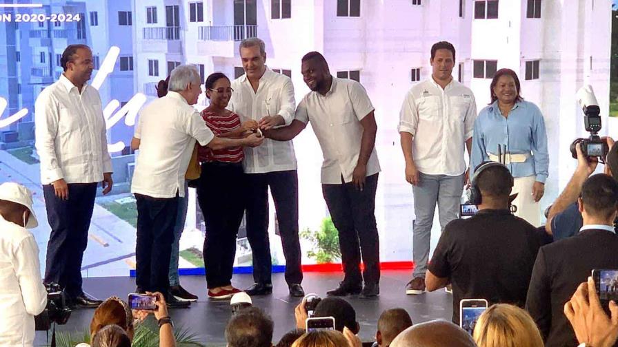 Gobierno entrega otros 200 apartamentos del plan Mi Vivienda en San Luis en SDE