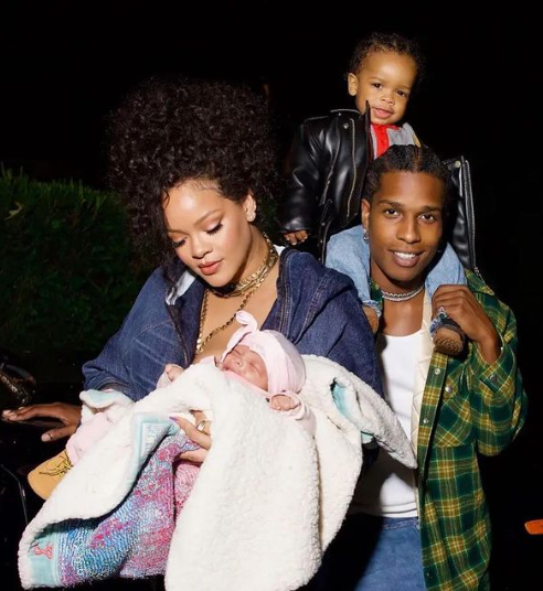 Rihanna y A$AP Rocky posan por primera vez con su segundo hijo