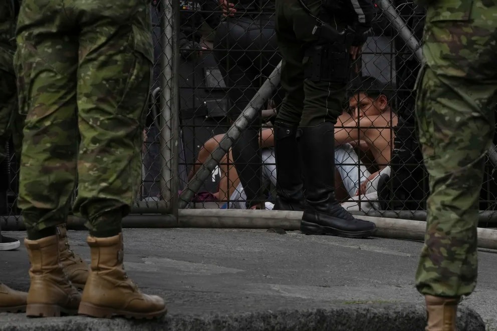 Presos de seis cárceles de Ecuador mantienen secuestrados a 57 guardias y policías