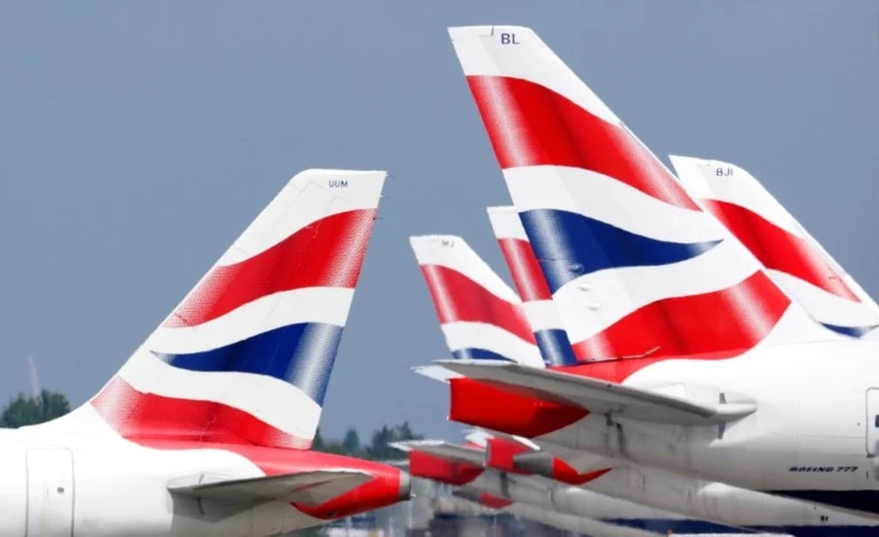 Un piloto británico fue despedido por consumir cocaína de los pechos de una mujer momentos antes de iniciar un vuelo comercial