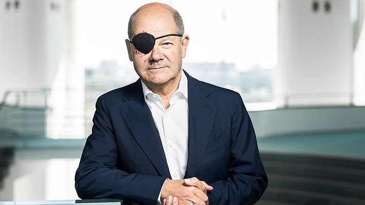 Canciller alemán aparece con parche en el ojo tras sufrir accidente: "Espero los memes"