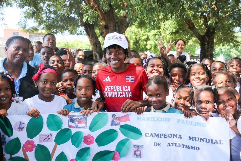 Atleta Marileidy Paulino recibe un reconocimiento del INEFI en la escuela donde estudió en Nizao