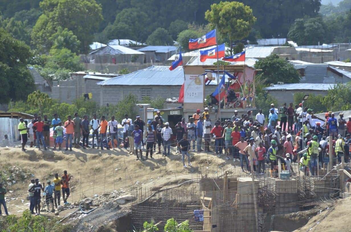 Haitianos continúan a todo vapor construcción de canal de riego en río Masacre