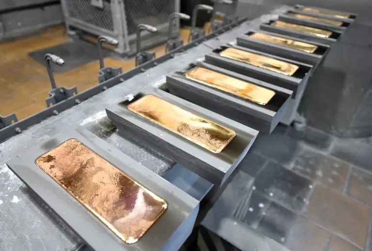 El oro intenta un rebote, pero cierra con pérdidas por segunda semana