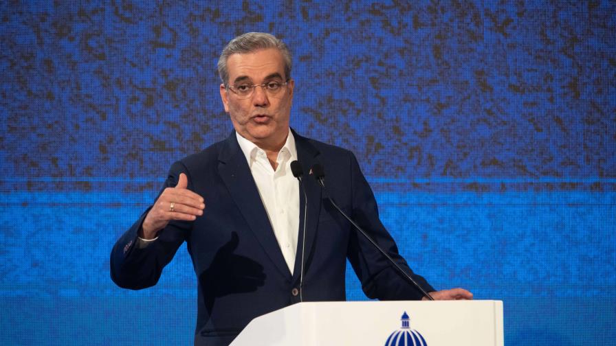 Abinader cede al titular del MAP el poder de dar licencias a candidatos