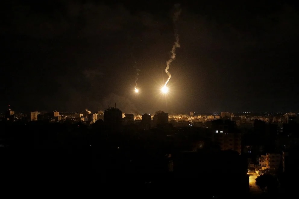 Israel bombardea Gaza y enfrenta a Hezbollah, mientras Hamas usa a los rehenes como escudo humano