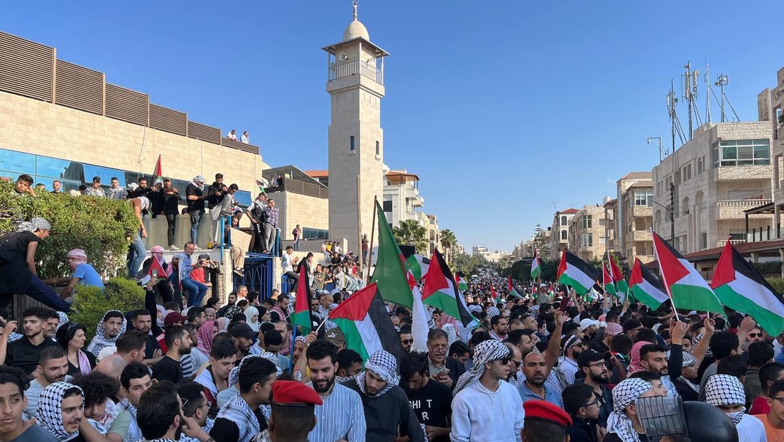 Miles de manifestantes protestan frente a la Embajada israelí en Jordania
