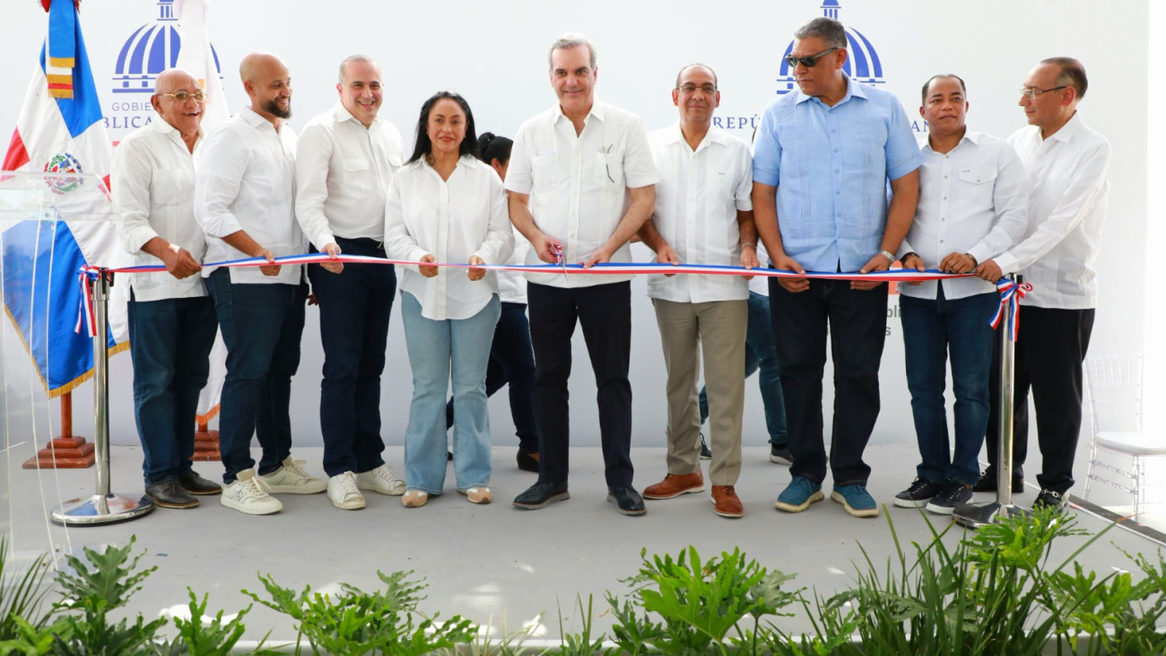 Presidente Abinader inauguro en el día de ayer  varias carreteras y hospitales en María Trinidad Sánchez y Espaillat