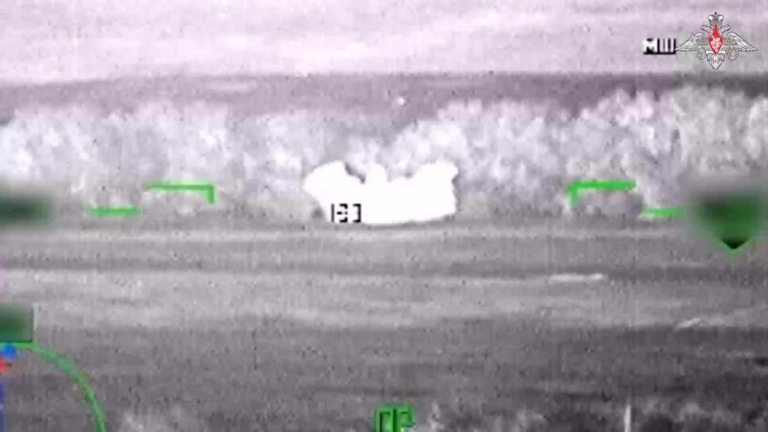 Un helicóptero ruso Ka-52 destruye un tanque ucraniano en la provincia de Zaporozhie