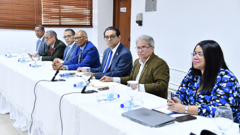 Ministerio de Salud Pública y Colegio Médico Dominicano tratan situaciones que afectan a médicos