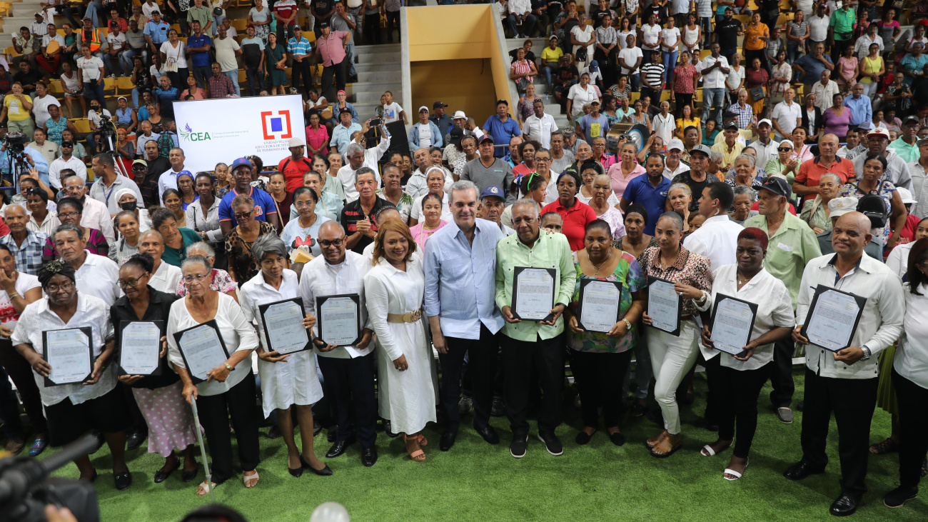 Presidente Abinader entrega más de 1,000 títulos de propiedad, en beneficio de más de 4,000 personas en San Pedro de Macorís