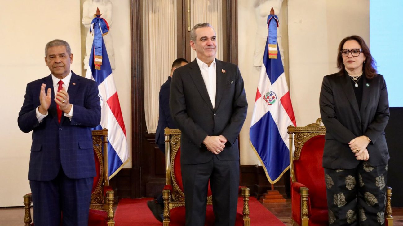 Presidente Abinader exhorta a servidores públicos y entidades estatales para seguir trabajando en aras de la calidad en la Administración pública