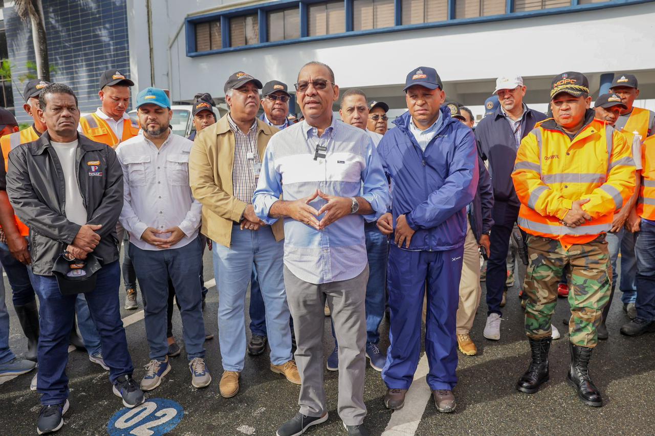 "Ministro de Obras Públicas lidera Operativo de Emergencia tras Lluvias en Santo Domingo y gran parte del País "