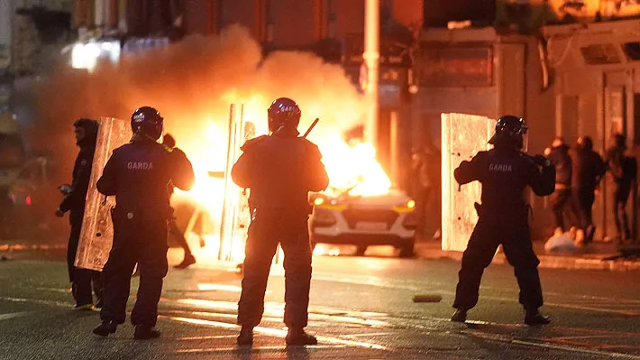 Ataque con cuchillo desata violentas protestas antimigrantes en Dublín: Gobierno acusa a la ultraderecha