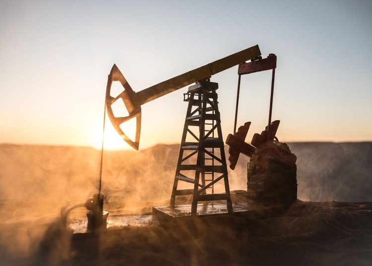 El petróleo de Texas cierra con una subida del 2.3%, hasta US$77.60