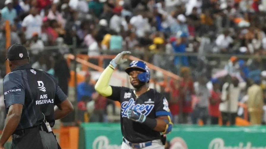 Tigres del Licey vencen a los Toros del Este en partido pasado por agua en el Francisco Micheli