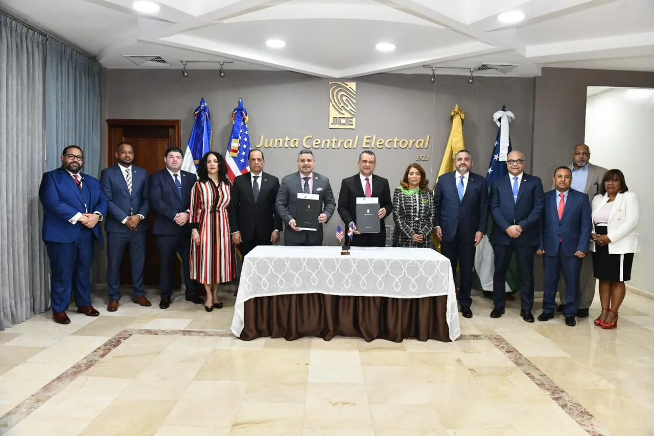 Santo Domingo.- La Junta Central Electoral (JCE) y el Departamento de la Policía de Nueva York (NYPD) firmaron este miércoles un memorándum de entendimiento en el cual se comprometen a fortalecer la cooperación entre ambas instituciones. Jáquez Liranzo destacó la trascendencia de la firma de este acuerdo, en vísperas de la celebración de las elecciones generales de mayo de 2024 y una posible segunda vuelta electoral. Señaló que este convenio es la consecución de una visión de hace dos años y que de las tres circunscripciones que existen en el exterior, New York, pertenece a la número 1. El acuerdo fue firmado por el presidente de la JCE, Román Andrés Jáquez Liranzo y el comisionado Edward Cabán, en presencia de los miembros titulares Rafael Armando Vallejo Santelises, Dolores Fernández Sánchez, Patricia Lorenzo Paniagua y Samir Rafael Chami Isa, así como también Ángel Valentín Díaz, director de Seguridad Civil; Ernesto Jorge Suncar, director de Relaciones Internacionales y Well Sepúlveda, director del Voto Dominicano en el Exterior. Mientras que por el Departamento de Policía de Nueva York concurrieron los asistentes del Comisionado, Dennis Rodríguez y Chad Joseph Morrit, Fausto García, enlace de la NYPD en República Dominicana y Esther González, procuradora fiscal adscrita a la JCE contra los crímenes y delitos de identidad. Policía de NY apoyará seguridad en recintos durante elecciones El presidente de la JCE Detalló que, al corte de hoy, el padrón en el exterior ronda por las 855,000 personas empadronadas, de las cuales 273,000 se encuentran en la ciudad de los rascacielos, representando el 35 % de dominicanas y dominicanos empadronados, y que este impactará 110 recintos y 682 colegios electorales. Aprovechó la ocasión para reiterar a la comunidad dominicana en el exterior que la fecha de cierre del empadronamiento es hasta el 21 de enero de 2024. Jáquez Liranzo resaltó la importancia de estas cifras porque el acuerdo establece entre sus objetivos fundamentales, aspectos en las áreas de cooperación contra los crímenes y delitos que afectan la identidad, capacitación académica en niveles de seguridad recíproca, además de la inclusión del patrullaje de la Policía neoyorquina en los alrededores de los recintos electorales. Enfatizó que la JCE, a través del Pleno y el apoyo del Departamento de la Policía de Nueva York como referente de rigor y transparencia, continuará materializando acuerdos similares en otros estados de Estados Unidos y otros países. “Es un gran paso de avance que ha dado esta gestión, y agradezco al NYPD que venga a República Dominicana a la firma de cooperación interinstitucional entre la JCE, que es soberanía y democracia, y lo emblemático de rigor y transparencia que significa la Policía de New York”, concluyó Jáquez Liranzo.