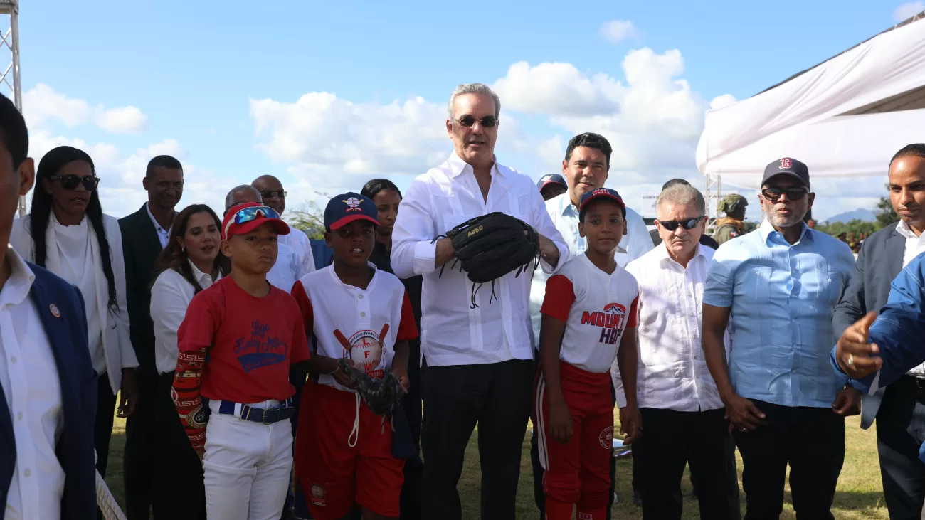 Presidente Abinader inaugura el play de béisbol Villa Cerro; responde a reclamo de más de 27 años