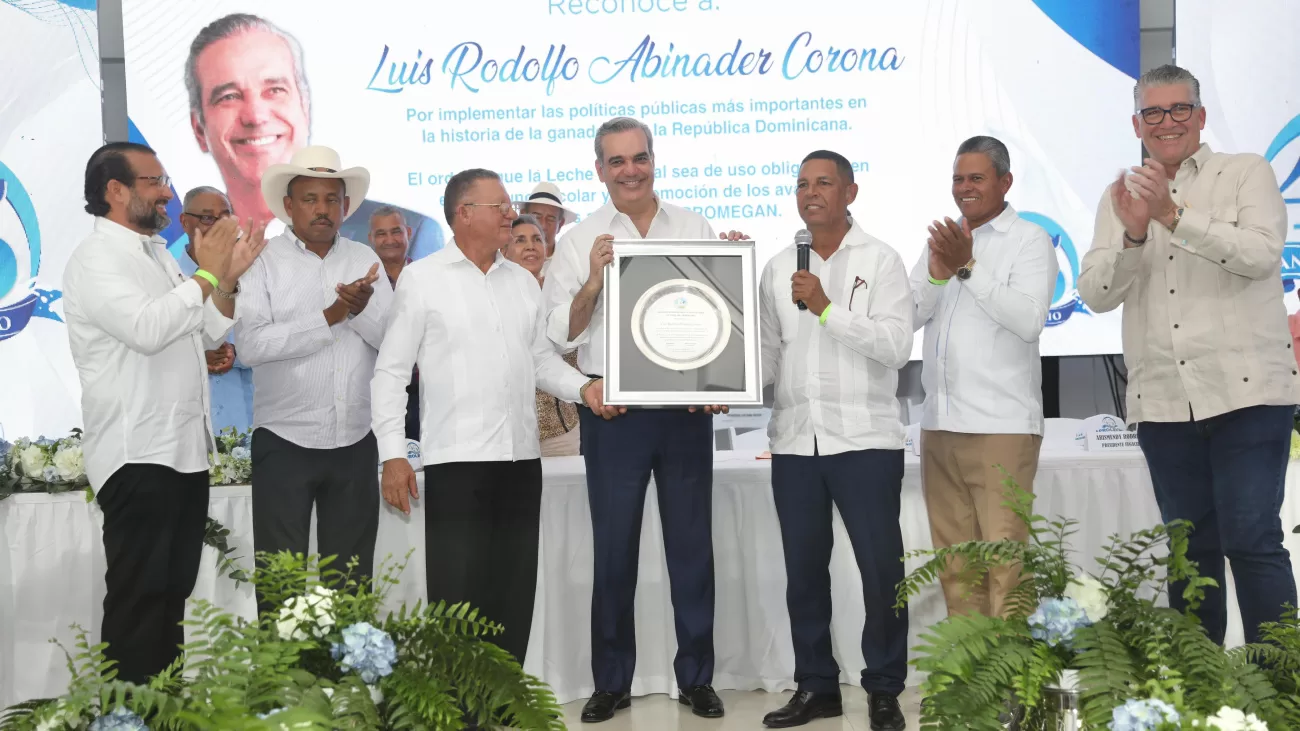 Productores de leche del país entregan reconocimiento al presidente Abinader por implementar las políticas públicas más importantes en la historia de la ganadería