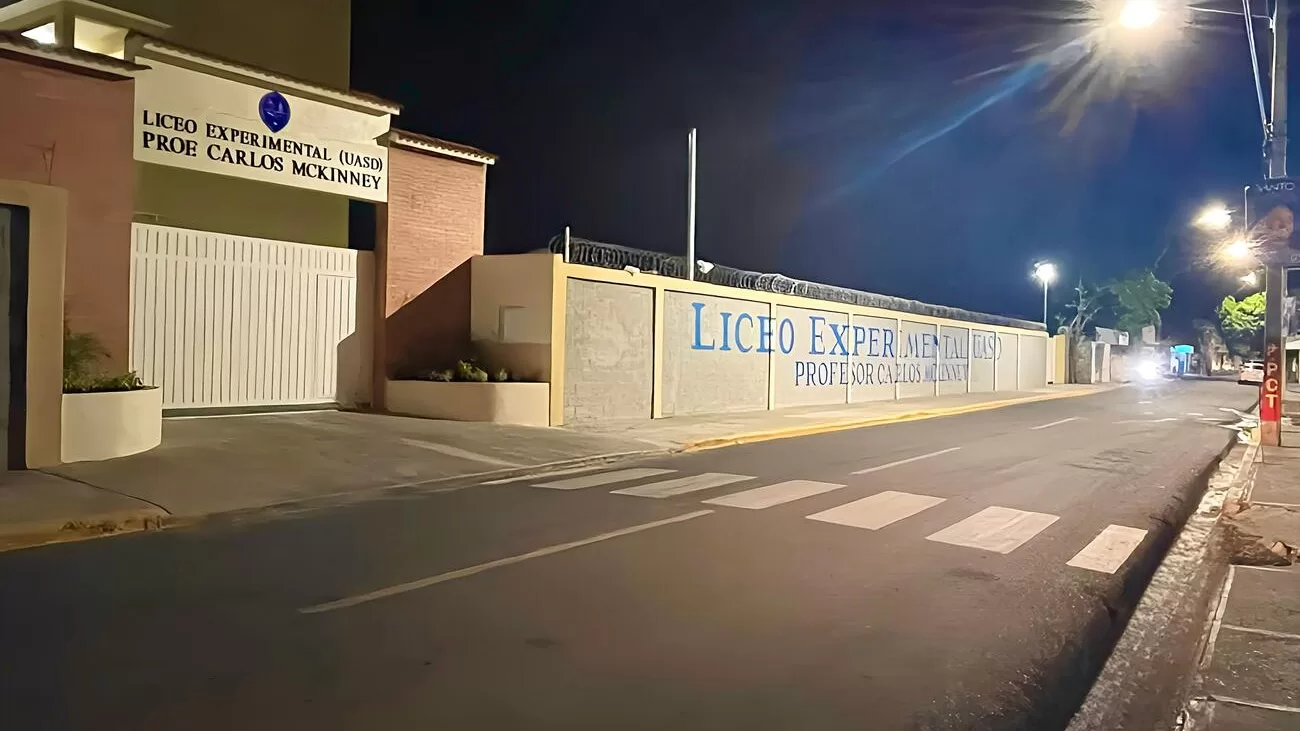 Edesur ilumina calles periféricas del nuevo liceo experimental de la UASD, en Baní